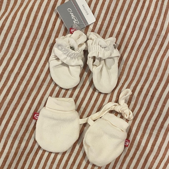 Zutano Cream Baby Mittens and Booties bundle newborn/3 months - Picture 1 of 6